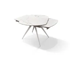 Tavolo allungabile sagomato con top in ceramica e basamento centrale in metallo finitura bianca