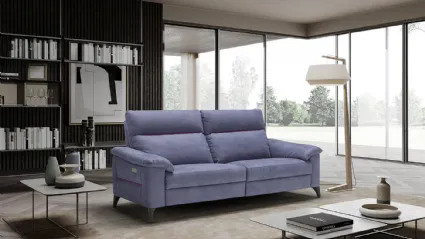Divano di design in tessuto con struttura in legno e piedini in metallo