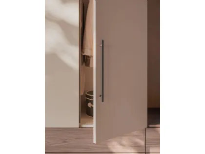 Armadio battente con anta Liscia, Interno in Cotone, cassetti ed elemento a giorno in materico Noce.