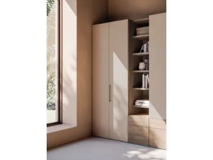 Armadio battente con anta Liscia, Interno in Cotone, cassetti ed elemento a giorno in materico Noce.