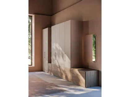 Armadio battente con anta Liscia, Interno in Cotone, cassetti ed elemento a giorno in materico Noce.