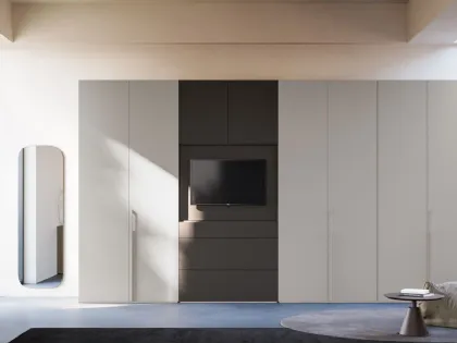 Armadio battente con anta Liscia, elemento Visual TV con cassetti in finitura opaco Titanio e Tufo