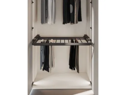 Armadio battente con anta Liscia, elemento Visual TV con cassetti in finitura opaco Titanio e Tufo