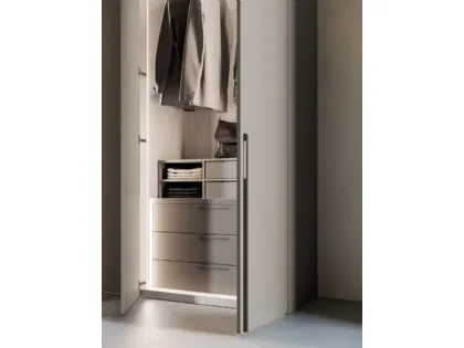 Armadio battente con anta Liscia, elemento Visual TV con cassetti in finitura opaco Titanio e Tufo