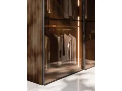 Armadio scorrevole con anta Frame. Interno in Cotto, ante Frame in vetro bronzato e metallo brunito.