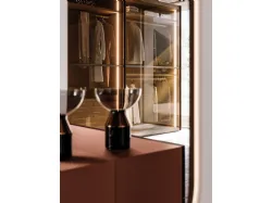 Armadio scorrevole con anta Frame. Interno in Cotto, ante Frame in vetro bronzato e metallo brunito.
