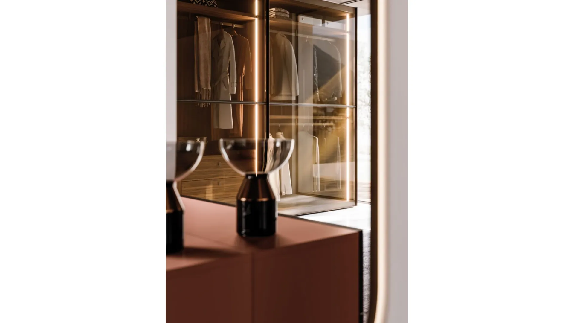 Armadio scorrevole con anta Frame. Interno in Cotto, ante Frame in vetro bronzato e metallo brunito.