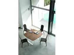 tavolo quadrato piano in egno struttura in metallo bianco 