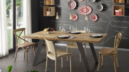tavolo moderno in legno con gambe in metallo 