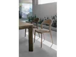Sedia moderna con struttura in metallo