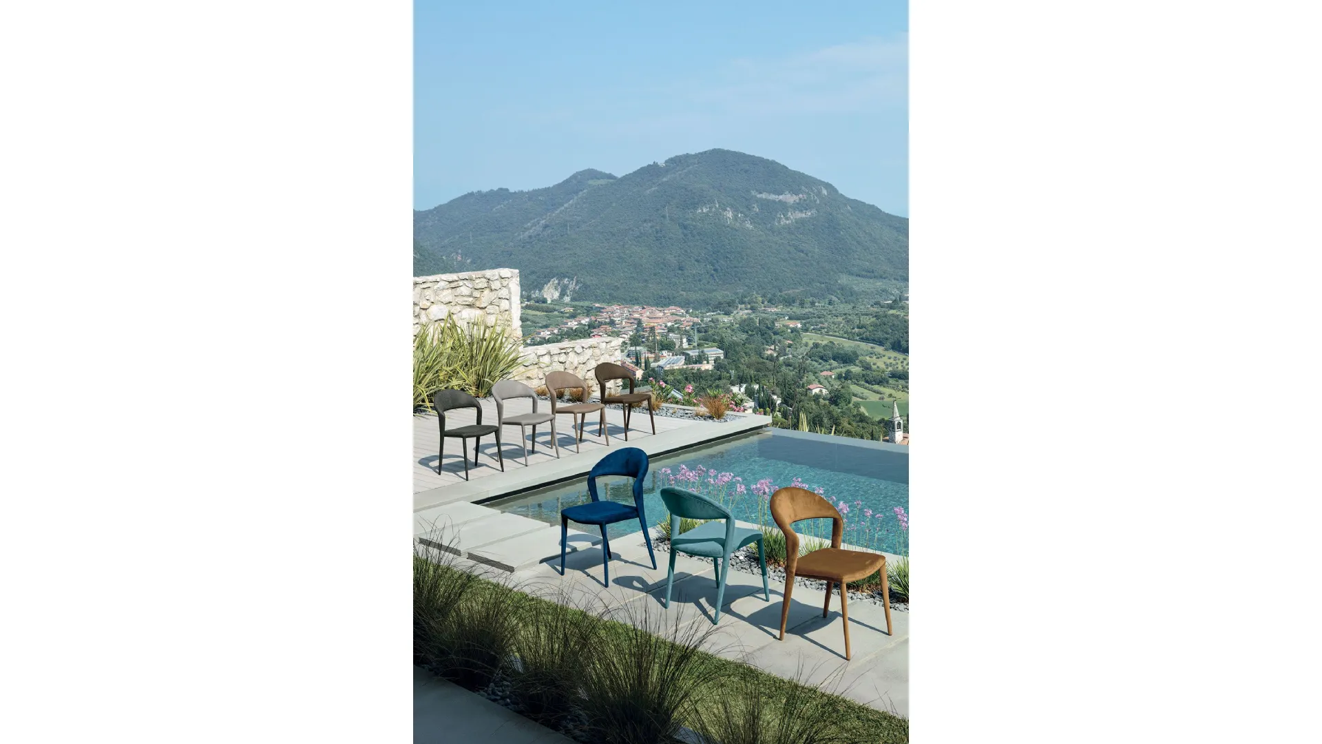 Sedia moderna con struttura in metallo