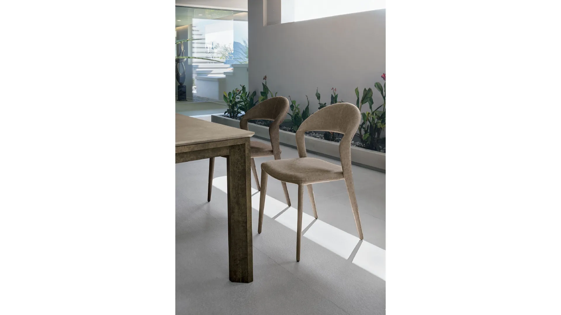 Sedia moderna con struttura in metallo