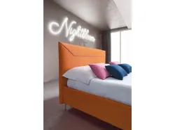 Mirabilis: letto con testiera dal profilo sottile e decorazione geometrica a contrasto effetto velluto