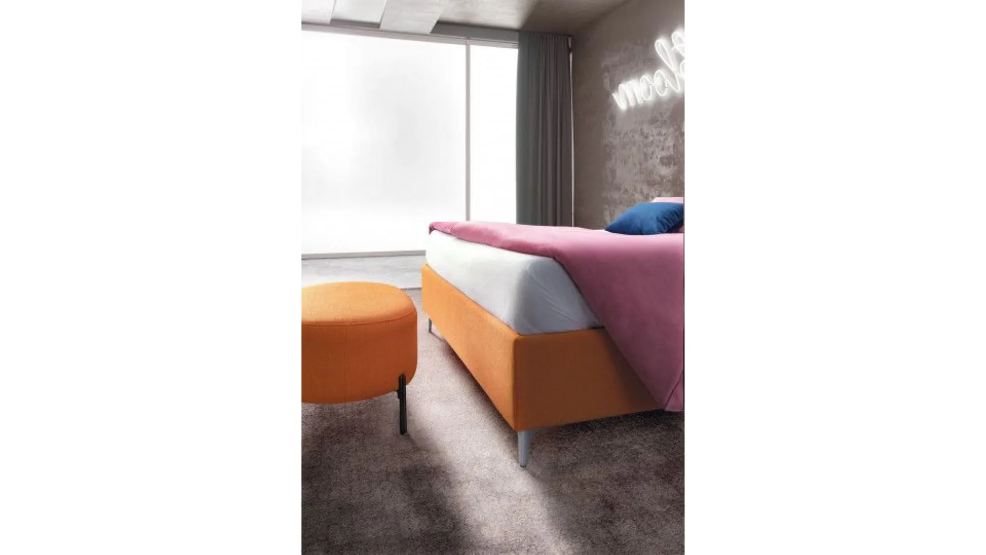 Mirabilis: letto con testiera dal profilo sottile e decorazione geometrica a contrasto effetto velluto