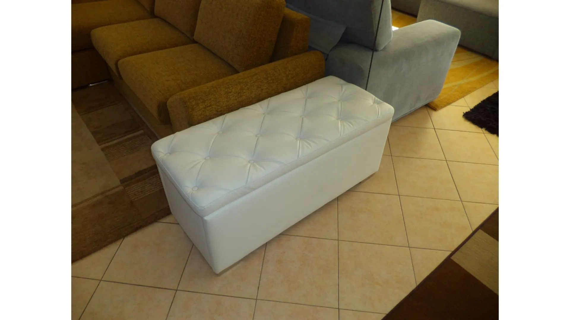 Puff in ecopelle bianco moderno 