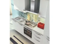 Cucina moderna completa di lavastovilgie con gli elettrodomestici Ariston.