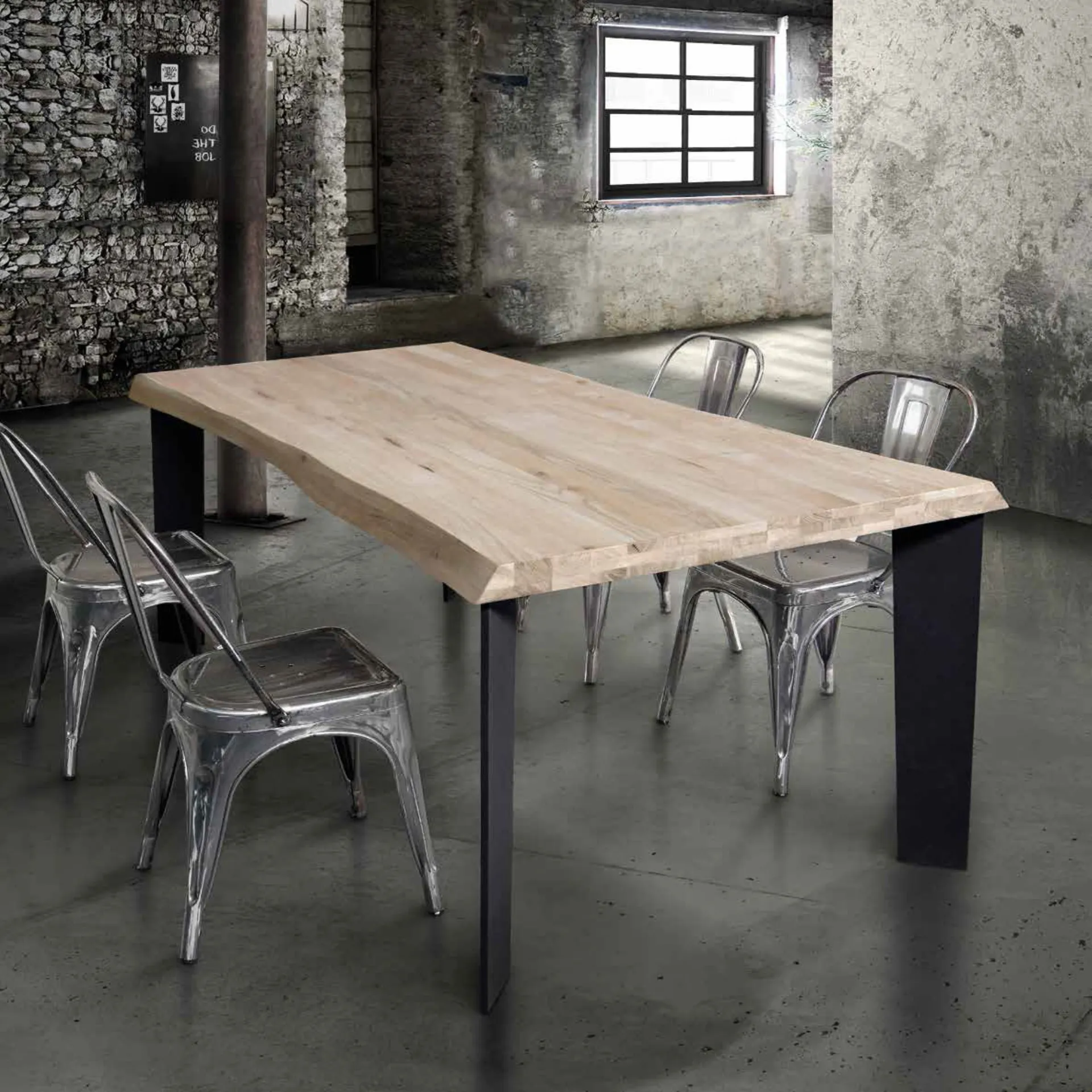 tavolo nono in legno con gambe in metallo dal colore antracite: l