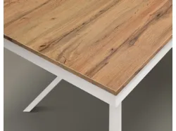 Tavolo versatile con allunga laterale con piano in finitura rovere e basamento centrale bianco
