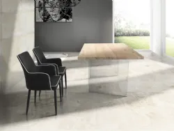 Tavolo moderno in legno con le gambe in vetro 
