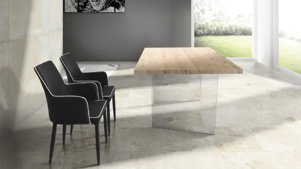 Tavolo moderno in legno con le gambe in vetro 